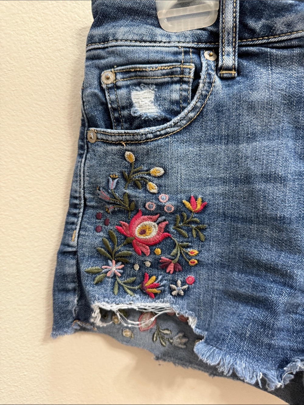 Women’s American Eagle Outfitters Embroidered Floral Distressed Jean Shorts Sz 4 - Picture 6 of 16